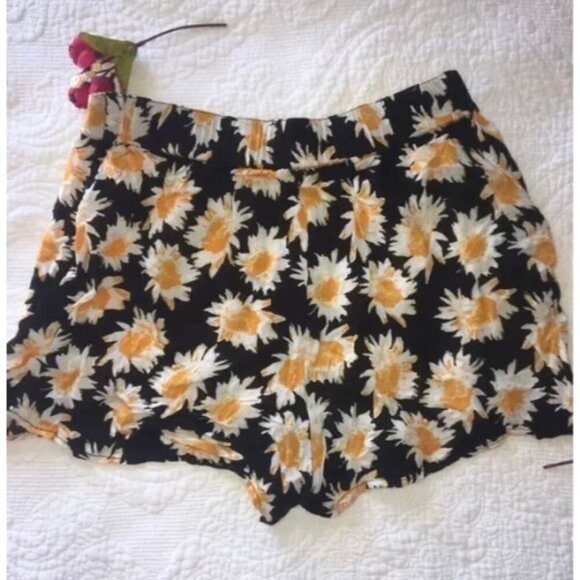 Mine Women's shorts small black white yellow daisy flower floral cotton bottoms - Picture 2 of 4